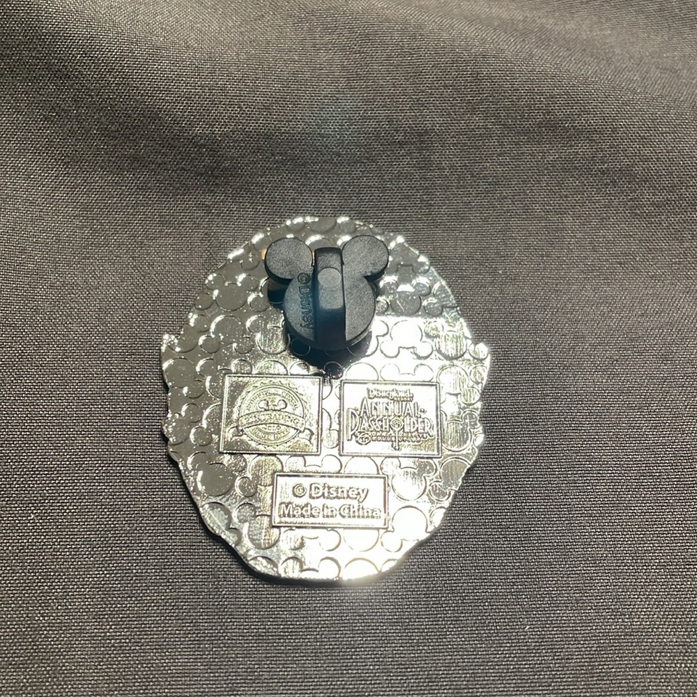 DLR AP Cameos with Character Pin Set - Picture 3 of 3